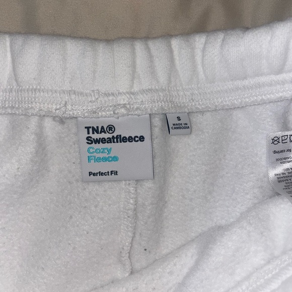 Aritzia TNA white sweat shorts - Picture 3 of 3